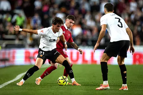 تعادل بطعم الانتصار.. فالنسيا يرفض السقوط على ملعبه في الليجا